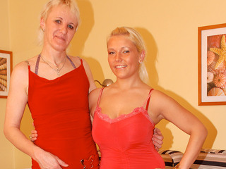 Old and young lesbians play with eachothers pussy