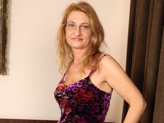 Horny mature slut playing with her pussy