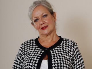 Mature British housewife shows she still got what it takes