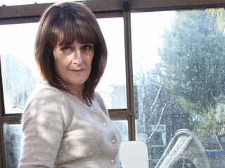 British amateur housewife gets naughty and wet