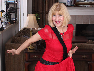 American mature lady shows how bendy she still is