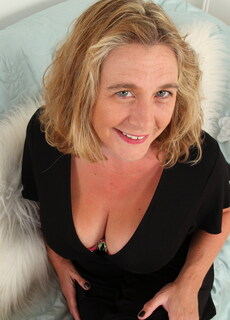 Naughty mature Camilla loves showing off her big natural tits at Mature.nl