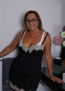 Spanish housewife Conchita loves playing with her pussy at Mature.nl