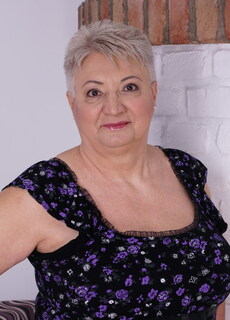 This big mama loves a good hard stiffy at Mature.nl