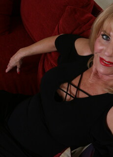 Horny American mature lady Rae getting wet and wild at Mature.nl