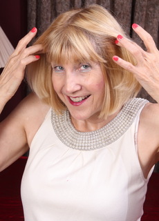 Naughty American mature lady playing alone at Mature.nl