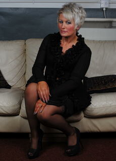 Naughty housewife masturbating on the couch at Mature.nl
