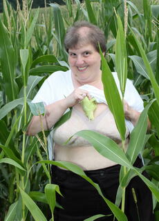 Big mature slut playing in a corn field at Mature.nl