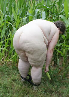 Big mature slut playing in a corn field at Mature.nl