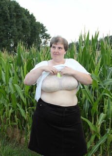 Big mature slut playing in a corn field at Mature.nl