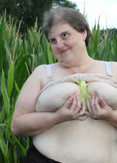 Big mature slut playing in a corn field at Mature.nl