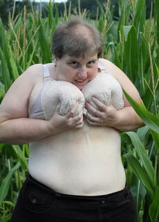 Big mature slut playing in a corn field at Mature.nl