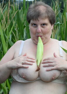Big mature slut playing in a corn field at Mature.nl