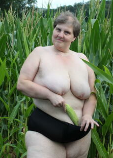 Big mature slut playing in a corn field at Mature.nl
