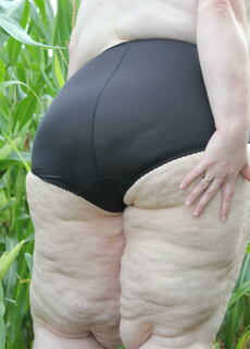 Big mature slut playing in a corn field at Mature.nl