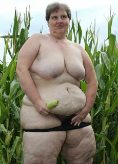 Big mature slut playing in a corn field at Mature.nl