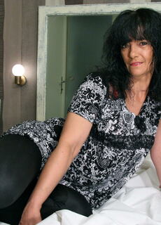 Horny mature slut playing with her big toy at Mature.nl
