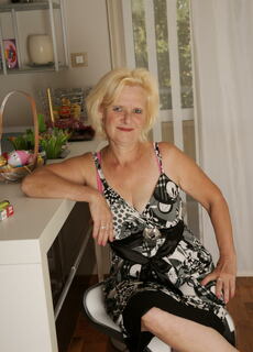 This blonde mature slut loves to get naked and dirty at Mature.nl