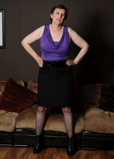 Mature slut playing with her toys at Mature.nl