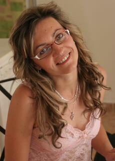 This mature slut loves to finger herself at Mature.nl