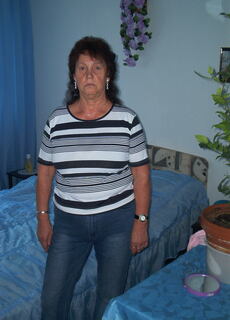 This mature slut loves to play alone at Mature.nl