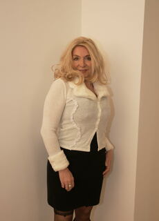 This housewife gets herself in the mood at Mature.nl