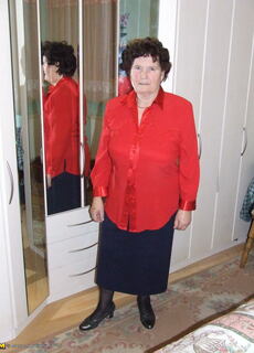 Housewife Hildegard loves showing her body at Mature.nl