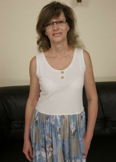 This horny housewife loves to masturbate at Mature.nl