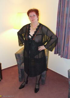 Hairy amateur mom playing with herself at Mature.nl