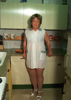 Give this mature slut whipped cream and she gets wild at Mature.nl