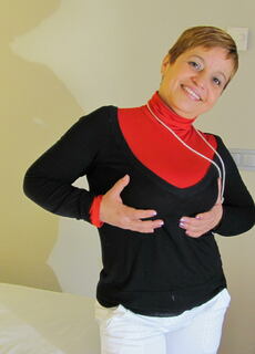 Chubby mama playing with her shaven haven at Mature.nl