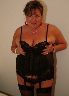 Big european mature slut playing with herself at Mature.nl