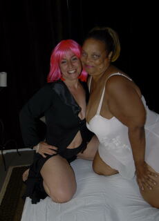 This kinky mama loves a big mature slut at Mature.nl