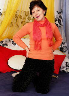 This hot hairy housewife loves to play with herself at Mature.nl