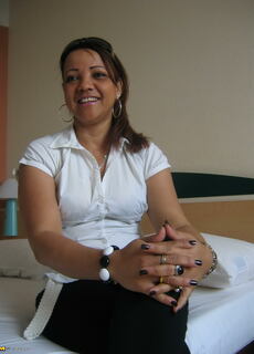 This horny mama loves her rubber toy a lot at Mature.nl