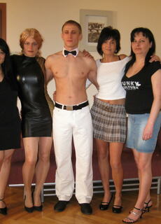 At this mature sexparty the butler gets it at Mature.nl