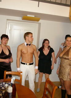 Kinky mature sluts sharing one hard throbbing cock at Mature.nl