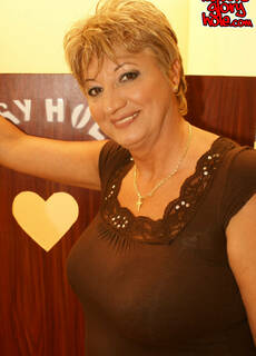 This cockhungry mature slut gets a special surprise at Mature.nl