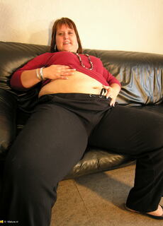 Big mature woman playing with herself at Mature.nl