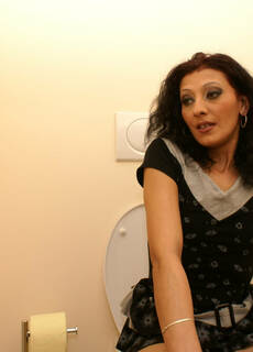 MILF taking the gloryhole in use at Mature.nl