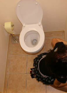 MILF taking the gloryhole in use at Mature.nl