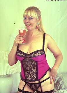 This old blonde slut plays with herself at Mature.nl