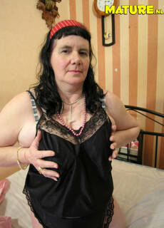 This full and mature nympho is proud to show her body at Mature.nl